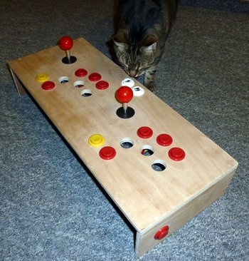Control Panel Testboard - rechts und links an den Seiten je ein Button für das richtige Feeling bei Flipper-Spielen. Und meine Katze liebt Arcade! Control Panel Testboard