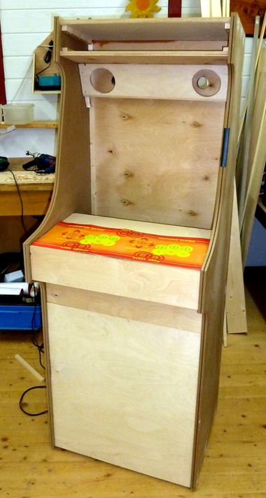 Cabinet mit Control Panel und Speaker Panel Cabinet mit Control Panel und Speaker Panel