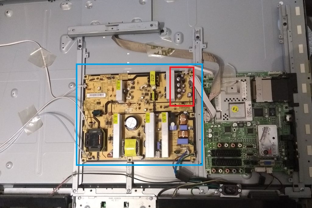 Netzteilplatine in defekten Samsung Fernseher Netzteilplatine (blau umrandet) mit defekten Elkos (rot umrandet) in Samsung Fernseher