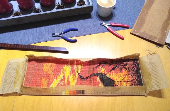 Gobelin Stickbild entfernen von Holzrahmen und Rückwand