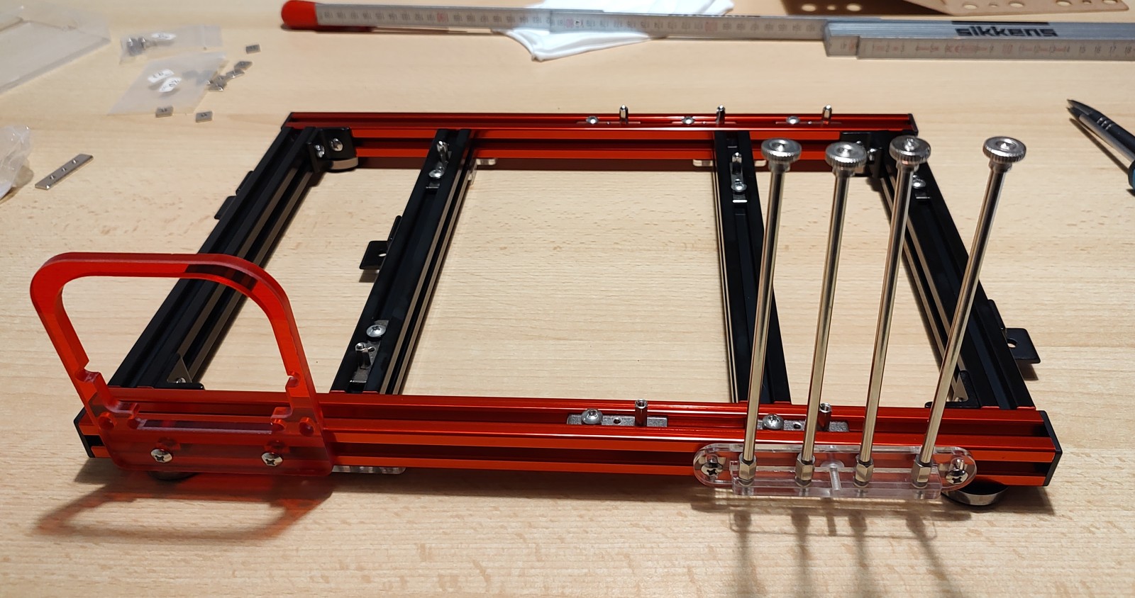 Halterung mit Aluminiumprofilen für den Computer Halterung mit Aluminiumprofilen für den Computer