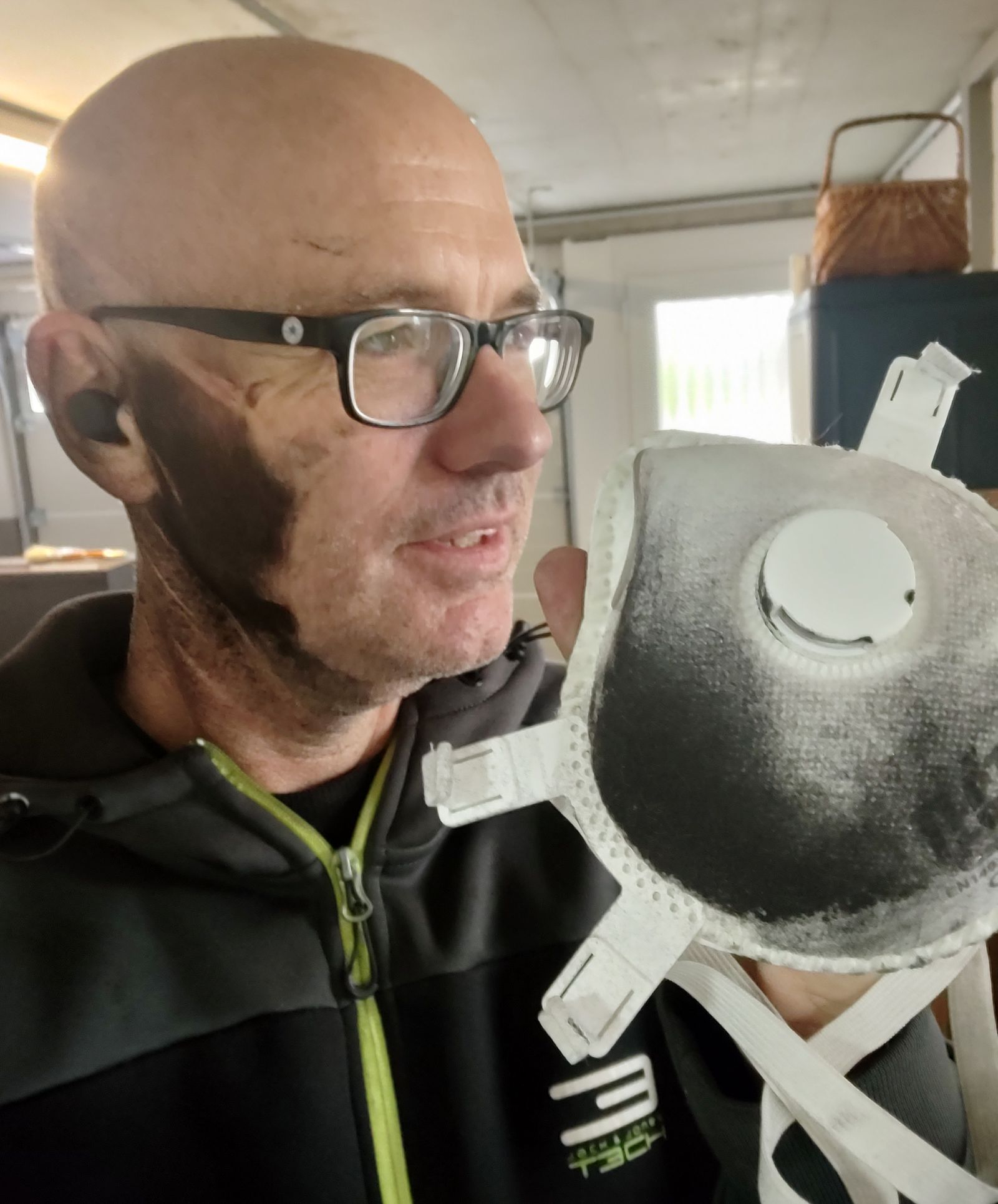 Staubschutzmaske nach dem Fräsen von schwarzem MDF Staubschutzmaske nach dem Fräsen von schwarzem MDF