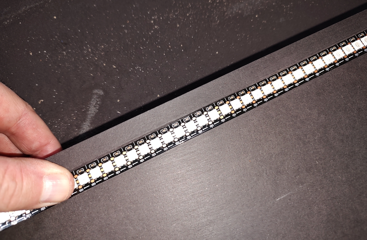 LED Streifen passt in den Schlitz