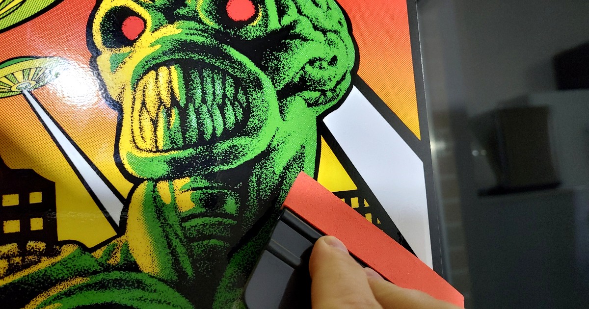 Das Flipper Gehäuse wird mit Attack from Mars Artwork foliert
