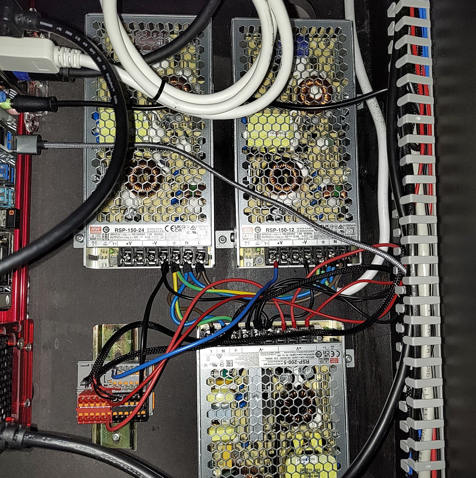 Stromversorgung über je ein 5 Volt, 12 Volt und 24 Volt Schaltnetzteil Stromversorgung über je ein 5 Volt, 12 Volt und 24 Volt Schaltnetzteil