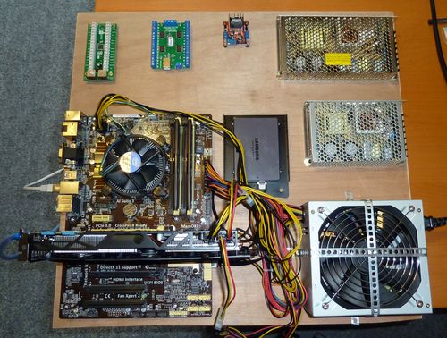 Brett mit dem PC und der restlichen Flipperhardware Brett mit dem PC und der restlichen Flipperhardware
