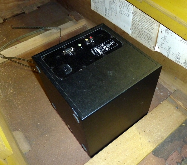 Logitech Z4 Subwoofer strahlt nach unten ab Logitech Z4 Subwoofer strahlt nach unten ab