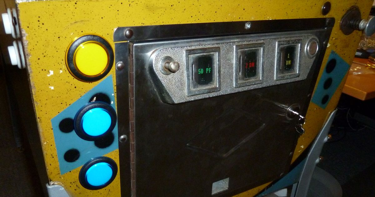 Weitere Buttons, Kassentür und neue Lackierung