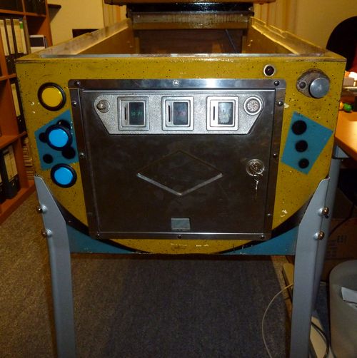 Vorderseite mit Buttons und gebrauchter Kassentür Vorderseite mit Buttons und gebrauchter Kassentür