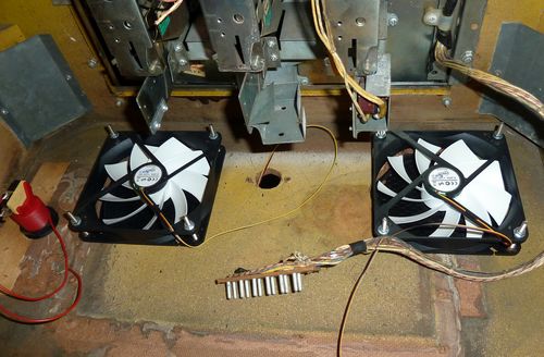 zwei Ventilatoren mit Staubfilter und links der Einschalt-Button zwei Ventilatoren mit Staubfilter und links der Einschalt-Button