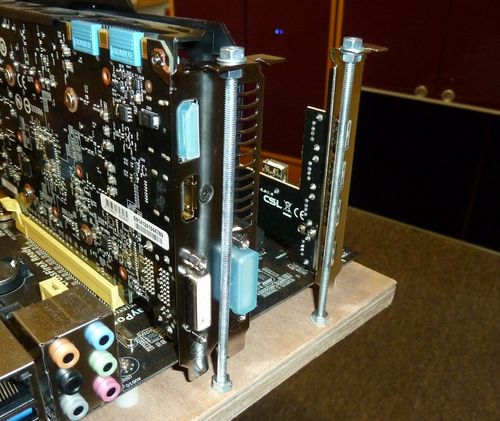 Sicherung der PCI Steckkarten auf dem Mainboard mittels Gewindestange Sicherung der PCI Steckkarten auf dem Mainboard mittels Gewindestangen