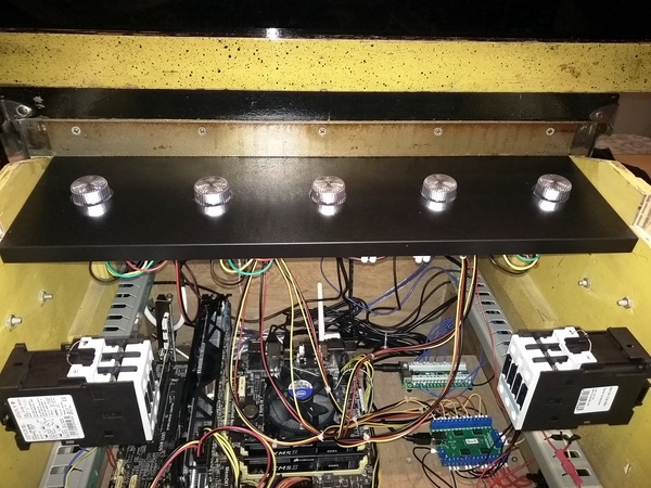 Holzbrett mit Flasher-LEDs montiert im Flipper Gehäuse Holzbrett mit Flasher-LEDs montiert im Flipper Gehäuse