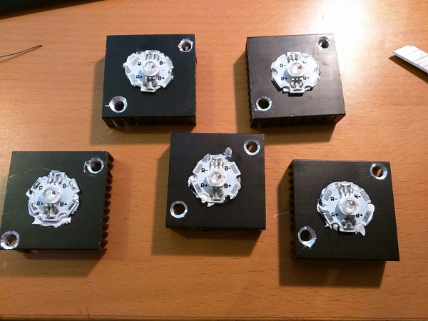 RGB Flasher LEDs auf Kühlkörper geklebt RGB Flasher LEDs auf Kühlkörper geklebt