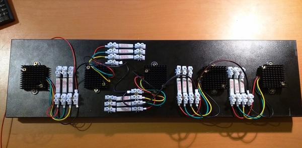 Flasher LEDs auf Brett montiert und mit Vorwiderstände verkabelt Flasher LEDs auf Brett montiert und mit Vorwiderstände verkabelt