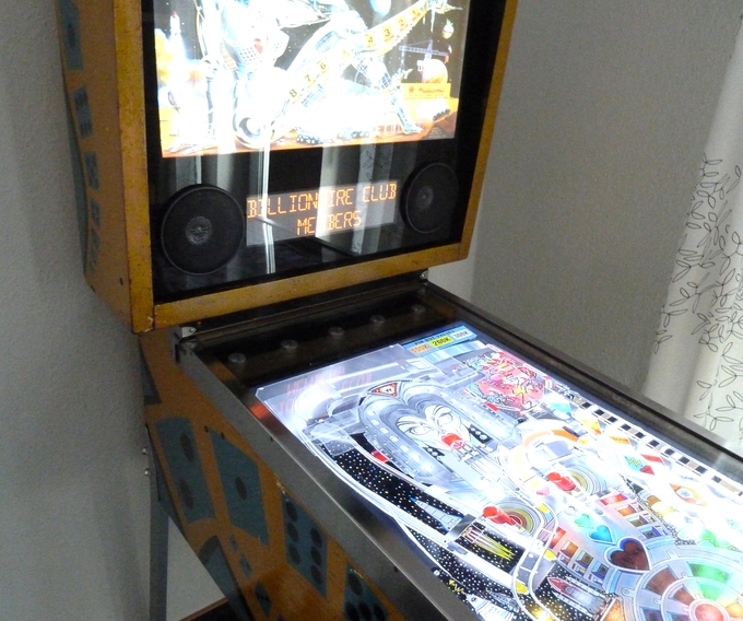 Backglas mit Lautsprecher, DMD und die RGB Flasher LEDs oberhalb des Spielfelds Backglas mit Lautsprecher, DMD und die RGB Flasher LEDs oberhalb des Spielfelds